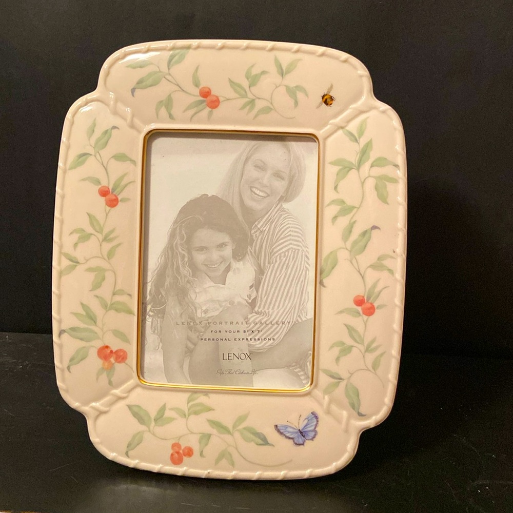 Lenox Picture Frame "Morningside Cottage" 5"×7" Berries Leaves Bee Butterfly USA